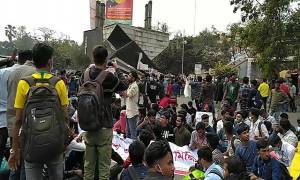 শাহবাগ অবরোধ করে বিক্ষোভ, ৫ পলিটেকনিক শিক্ষার্থী আটক