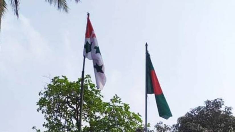জাতীয় পতাকার ওপরে ছাত্রলীগের পতাকা