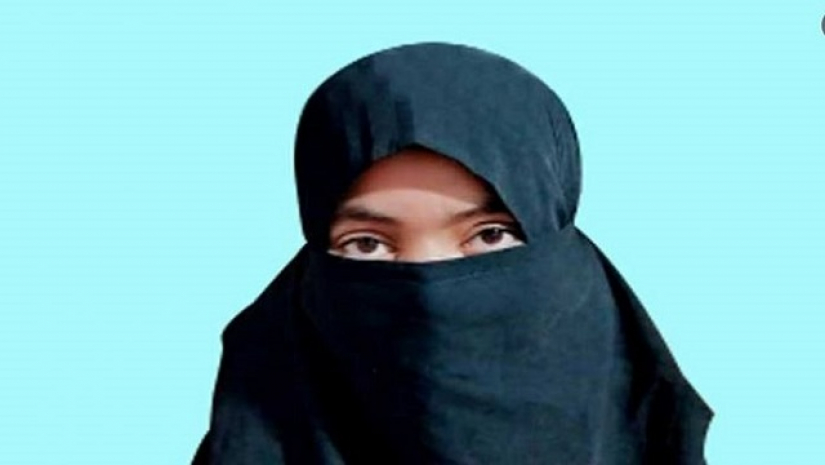 মাত্র ৫ মাসে কোরআনের হাফেজ হলেন স্কুলছাত্রী নাদিয়া