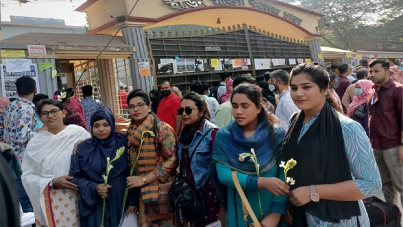৭ কলেজের ভর্তিচ্ছুদের ফুল দিয়ে বরণ করলো ইডেন কলেজ ছাত্রদল