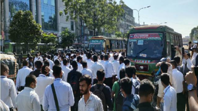 হাফ ভাড়া: আল্টিমেটাম দিয়ে রাস্তা ছাড়লেন ঢাকা কলেজের শিক্ষার্থীরা