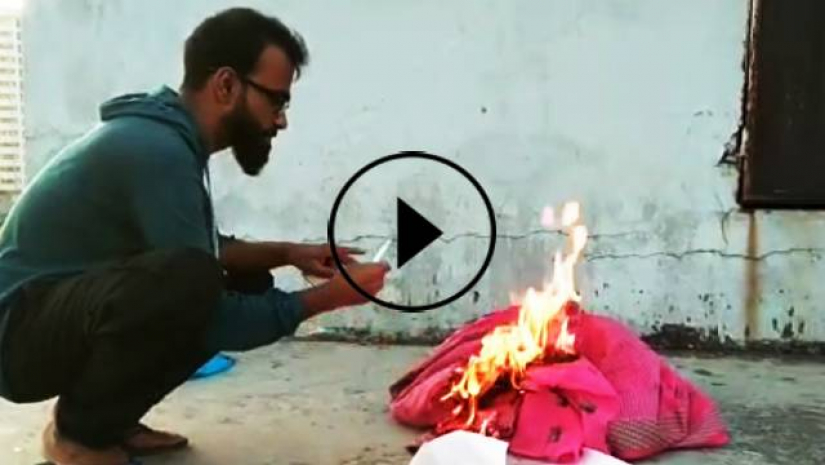প্রেমিকার ফিরিয়ে দেয়া উপহারে আগুন জ্বালিয়ে শোক, ধরালেন সিগারেটও