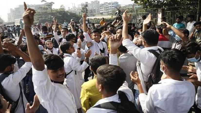 ‘তোকে রিমান্ডে নেব’— আন্দোলনরত শিক্ষার্থীকে পুলিশ