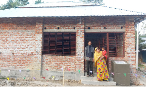 শিক্ষককে জমিসহ ঘর উপহার দিলেন প্রাক্তন শিক্ষার্থীরা