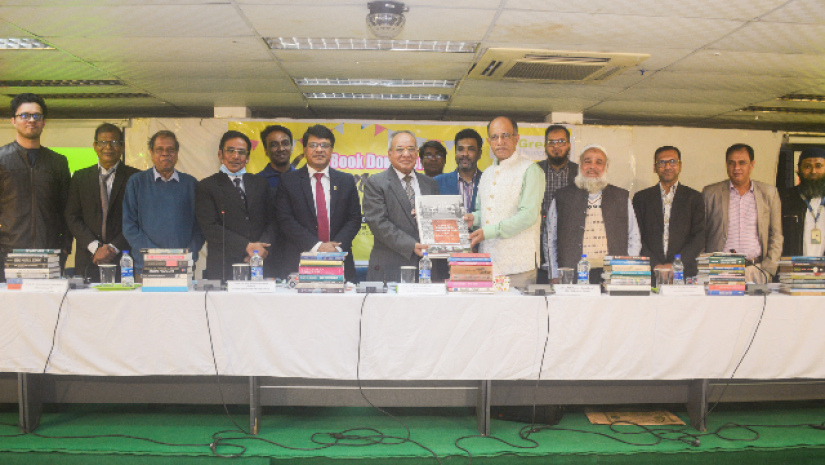 গ্রিন ইউনিভার্সিটিতে বঙ্গবন্ধু ও মুক্তিযুদ্ধভিত্তিক বই উপহার