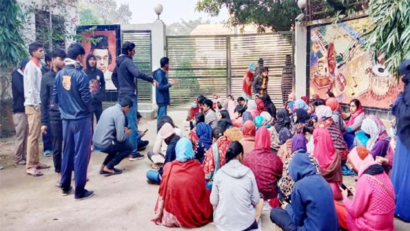 হল চালুর দাবিতে জাককানইবি শিক্ষার্থীদের উপাচার্যের বাসভবন অবরোধ