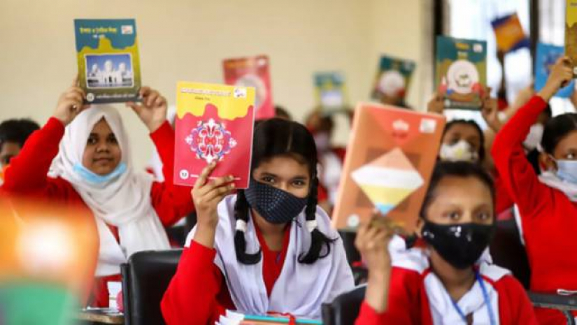 নতুন বইয়ে উচ্ছ্বসিত সারাদেশের শিক্ষার্থীরা