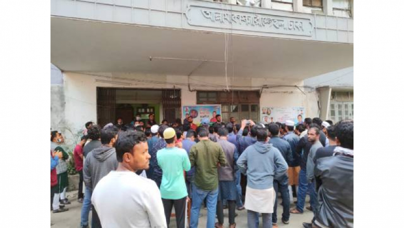 আলিয়া মাদ্রাসায় দিনভর আন্দোলনের পর পরীক্ষার্থীদের হলে থাকার অনুমতি