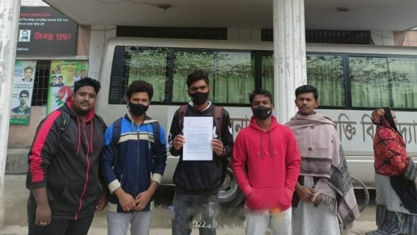 দ্বিতীয়বার ভর্তি পরীক্ষার সুযোগ দাবিতে পাবিপ্রবিতে স্মারকলিপি