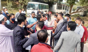 রেজিস্ট্রার দপ্তরে তালা দেয়ার প্রশ্নে বিভক্ত কর্মকর্তা-কর্মচারীরা