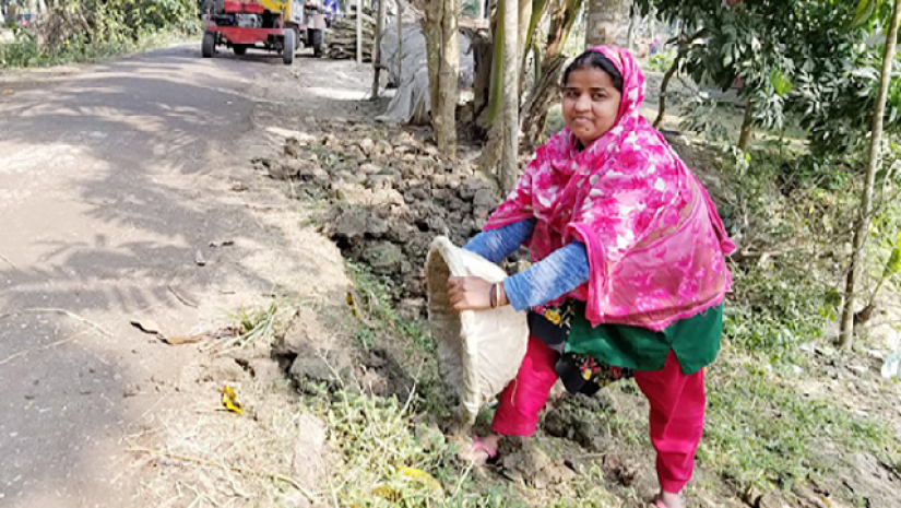 মেম্বার হয়েও মাটি কেটে চালাচ্ছেন সংসার