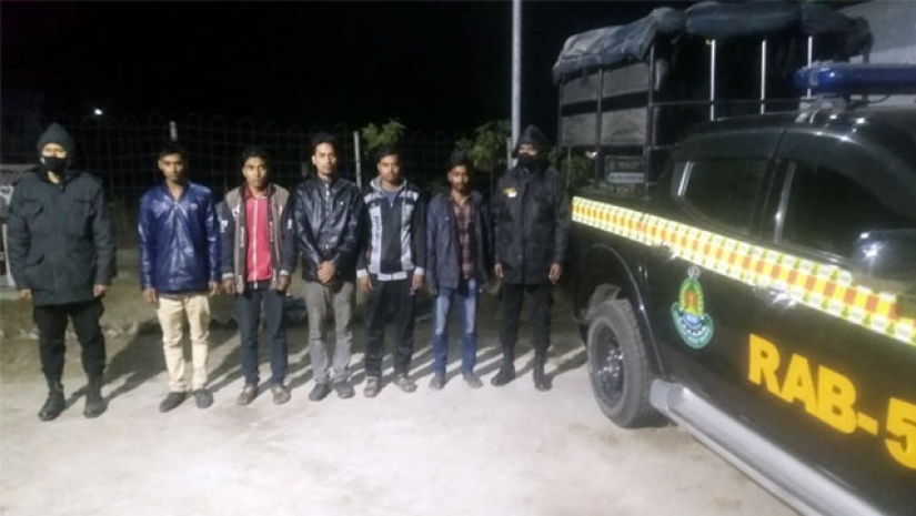 স্কুল-কলেজের শিক্ষার্থীদের কাছে পর্নোগ্রাফি বিক্রি করতেন তারা
