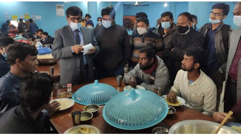 খাবারের মান দেখতে হলের ডাইনিংয়ে রাবি উপ-উপাচার্য