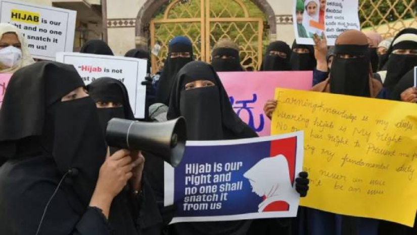 হিজাব বিতর্কে কর্ণাটকের স্কুল-কলেজ বন্ধ