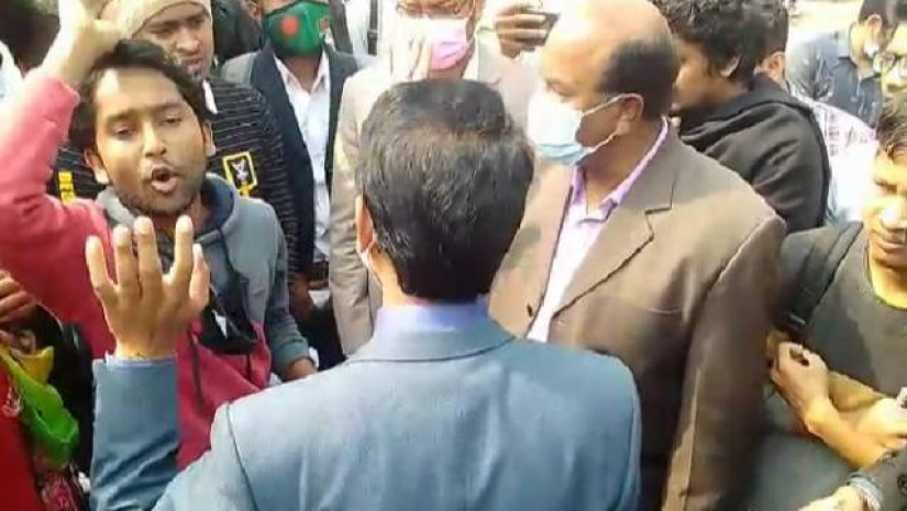শিক্ষার্থীদের দাবি অফিসিয়ালি জানাতে অনুরোধ রাবি প্রক্টরের (ভিডিও)