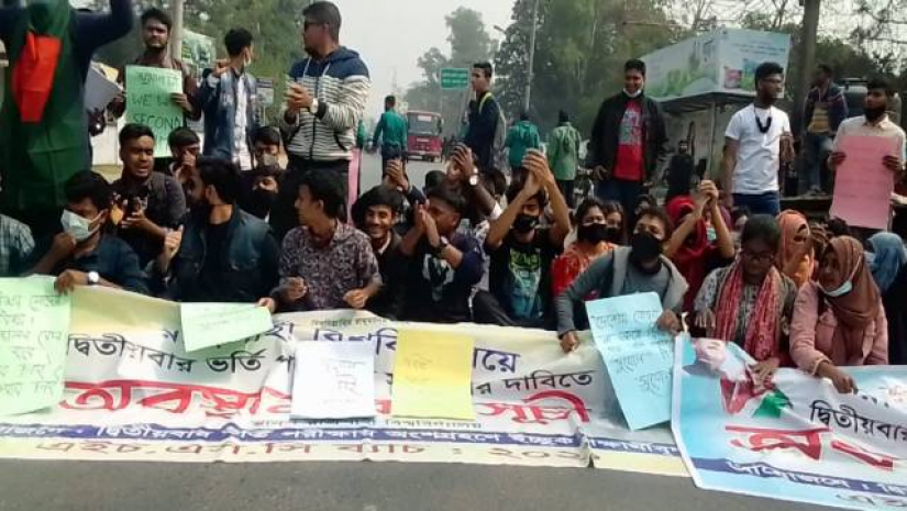 রাবিতে দ্বিতীয়বার ভর্তির দাবিতে মহাসড়ক অবরোধ (ভিডিও)