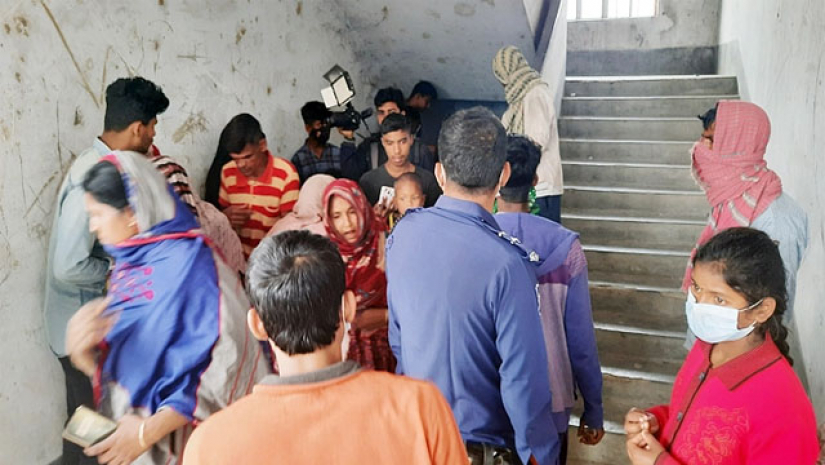 ঝিনাইদহে আবারও স্কুলের সিঁড়িতে অর্ধগলিত লাশ