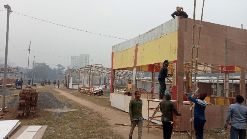 বইমেলার বাকী দুইদিন, শেষ হয়নি স্টল তৈরির কাজ