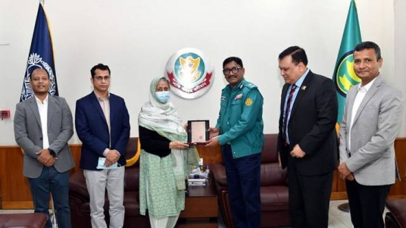 নিজ শিক্ষকের চুরি হওয়া সোনা উদ্ধার করে বুঝিয়ে দিলেন ডিএমপি কমিশনার
