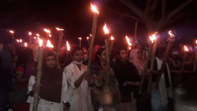 ছাত্রী ধর্ষণ ও হামলার প্রতিবাদে বশেমুরবিপ্রবিতে মশাল মিছিল