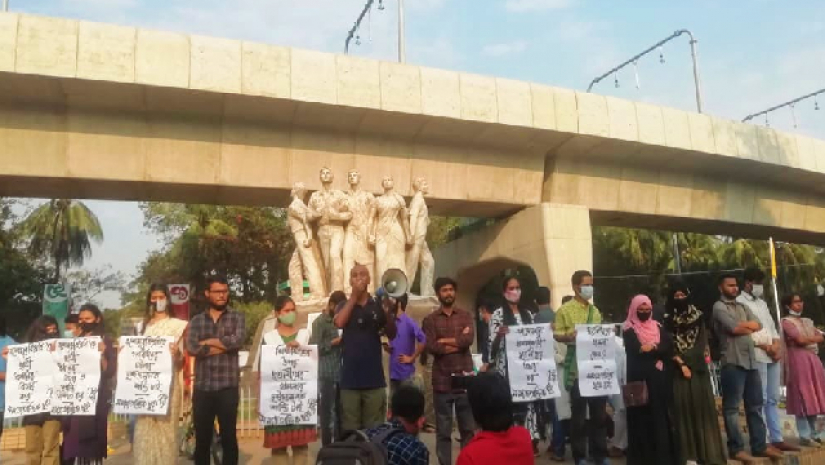 বশেমুরবিপ্রবিতে সংঘবদ্ধ ধর্ষণ ও হামলার প্রতিবাদে ঢাবিতে মানববন্ধন