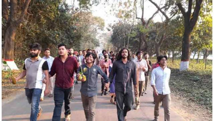 শেষ দিনে ভিসি ফারজানার বিরুদ্ধে যে কারণে জাবি শিক্ষার্থীদের কাঁঠাল মিছিল