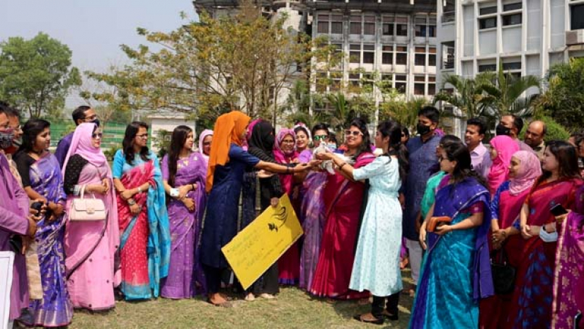 নারী দিবসে বশেমুরবিপ্রবিতে বিতর্ক, নাটক পরিবেশন