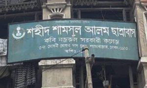 খসে পড়ছে পলেস্তারা-বেরিয়ে আছে রড, বসবাসের অনুপযোগী ছাত্রাবাস