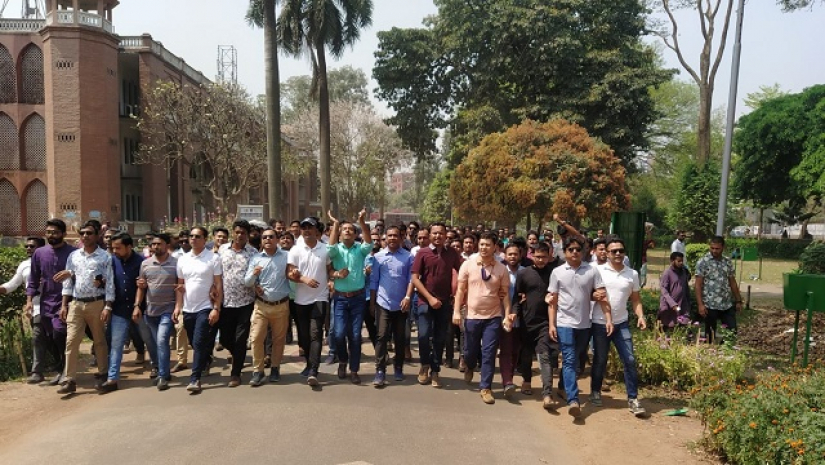 ঢাবির হলে ‘গেস্টরুম’ নির্যাতনের প্রতিবাদে ছাত্রদলের বিক্ষোভ