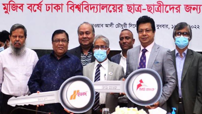 মুজিববর্ষ উপলক্ষে ঢাবিকে দুই প্রতিষ্ঠানের বাস উপহার