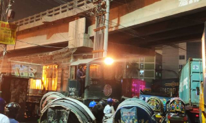 জ্যামে রিকশা-ট্রাকের সঙ্গে আটকে আছে ট্রেনও (ভিডিও)