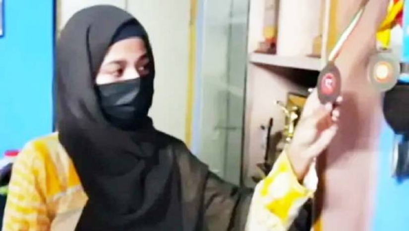 মেয়ের জন্য নতুন কলেজ খুঁজছেন হিজাব বিতর্কে প্রতিবাদী ছাত্রীর বাবা