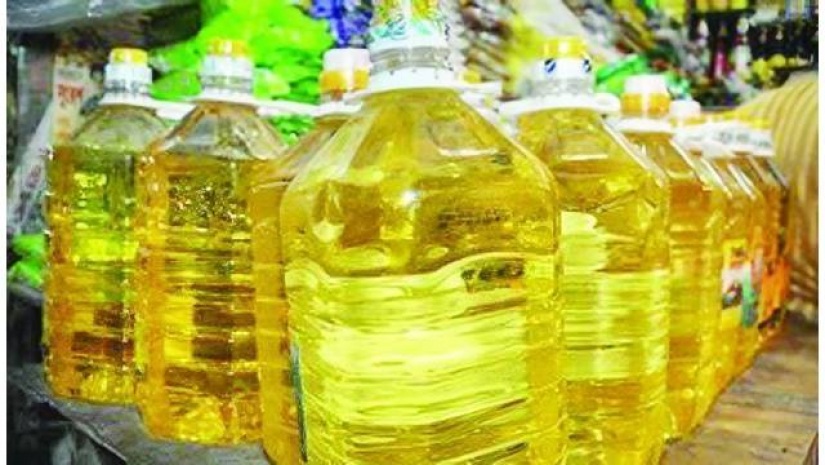 তেলের দাম লিটারে ৮ টাকা কমলো