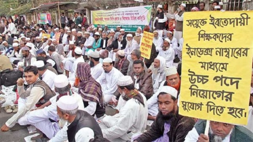 ৮ দাবিতে ইবতেদায়ী মাদরাসার শিক্ষকদের অবস্থান ধর্মঘট শুরু