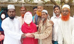 ভিক্ষার টাকায় কিনে দিলেন শিক্ষার্থীদের পোশাক