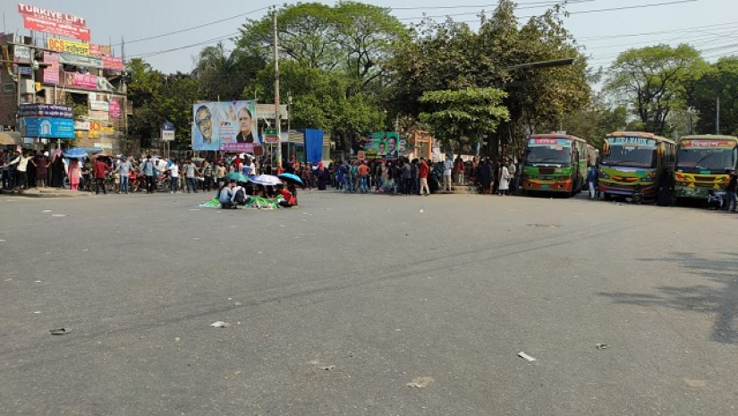 তিন দাবিতে সাত কলেজ শিক্ষার্থীদের নীলক্ষেত অবরোধ