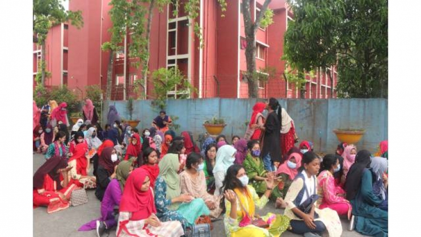 ভিসির আশ্বাসে অন্দোলন থেকে সরলেন বাকৃবির ছাত্রীরা