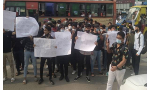 পরীক্ষায় সিলেবাস কমানোর দাবিতে ইংরেজি মাধ্যম শিক্ষার্থীদের বিক্ষোভ