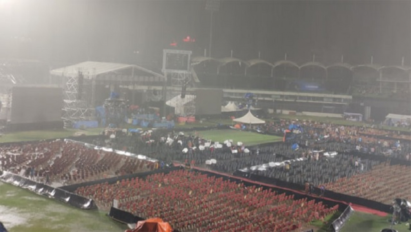 এ আর রহমানের কনসার্টে বৃষ্টির হানা