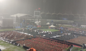 এ আর রহমানের কনসার্টে বৃষ্টির হানা