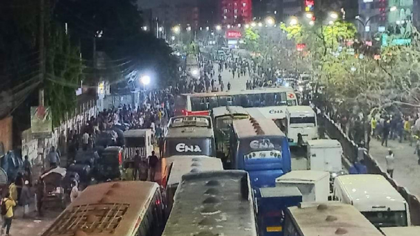 তিতুমীর কলেজের সামনে শিক্ষার্থীদের সাথে বাস শ্রমিকদের মারামারি