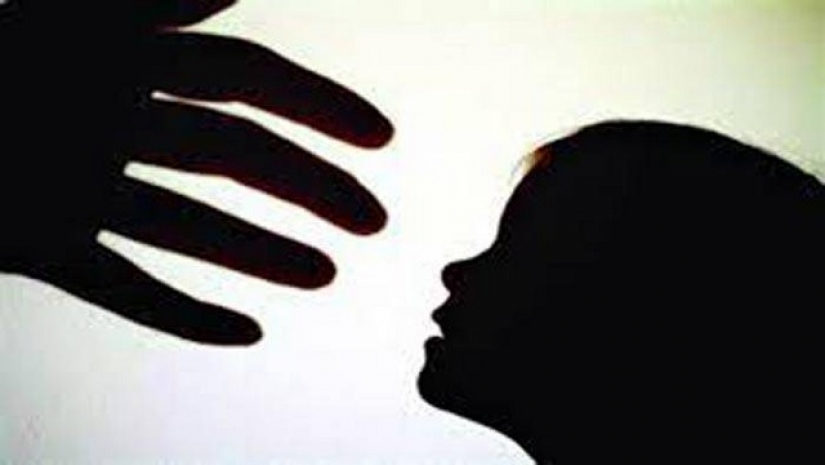 নামাজ পড়ছিলেন ছাত্রী, হঠাৎ ঝাপটে ধরলেন নৈশপ্রহরী