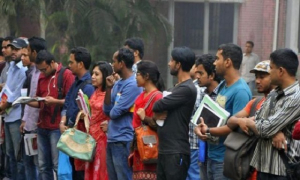 বাবা-মায়ের টাকায় চলা শিক্ষার্থীরা ‌‘পেরে উঠছে না’