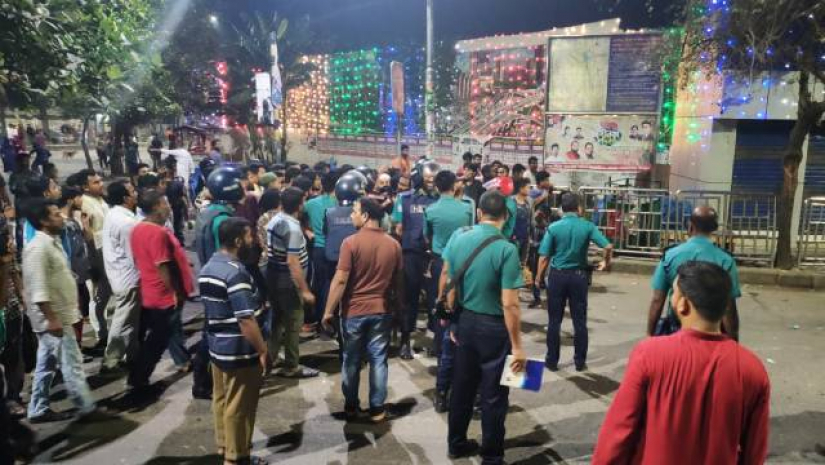 নিউমার্কেটে ঢাকা কলেজ শিক্ষার্থীদের সঙ্গে ব্যবসায়ীদের সংঘর্ষ