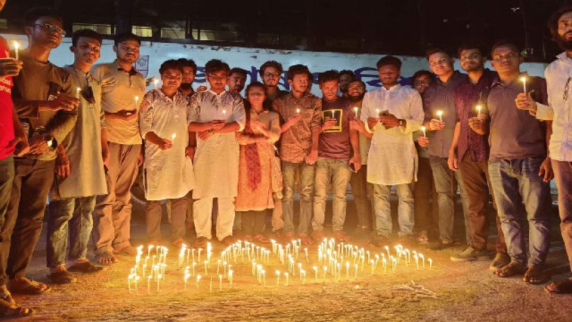 ঢাকা কলেজ শিক্ষার্থীদের প্রতি সংহতি জানিয়ে জবিতে মোমবাতি প্রজ্বলন