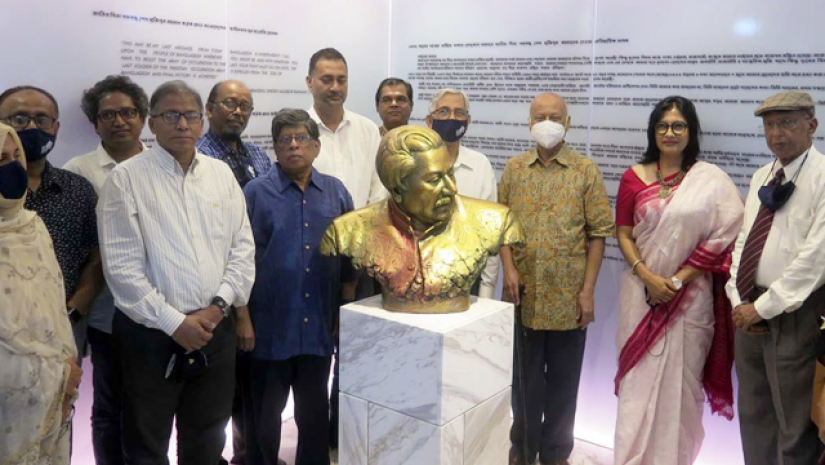 ইস্ট ওয়েস্ট বিশ্ববিদ্যালয়ে ‘হৃদয়ে বঙ্গবন্ধু’ কর্নারের উদ্বোধন