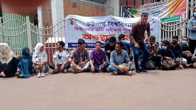 চবিতে সেকেন্ড টাইমের দাবিতে শিক্ষার্থীদের অবস্থান