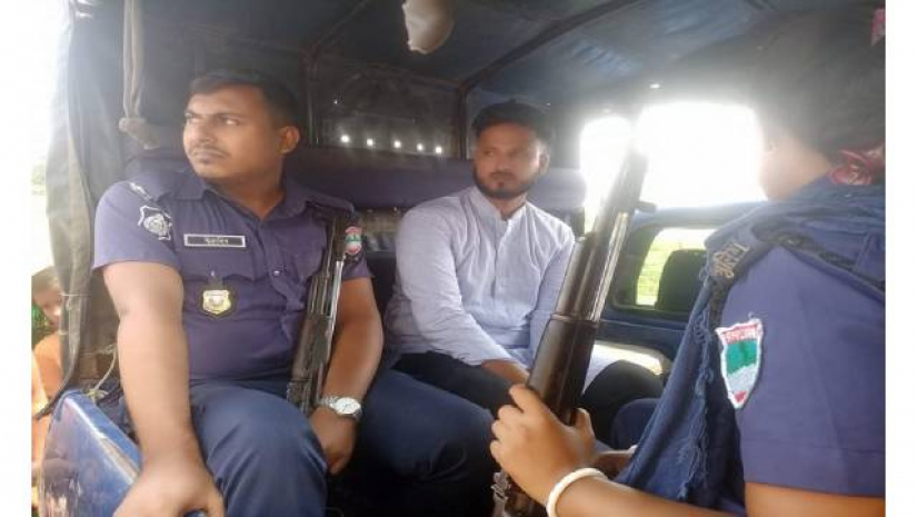 সার্জেন্ট সেজে টাকা আদায়, বিশ্ববিদ্যালয়ের সাবেক ছাত্রকে ধরে দিল পুলিশে