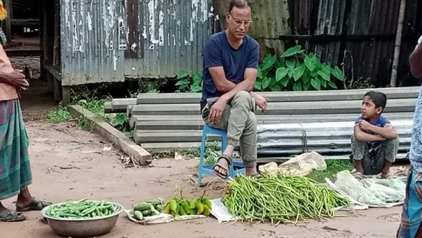 কচুর লতি বিক্রি করছেন বিশ্ববিদ্যালয়ের সহকারী অধ্যাপক