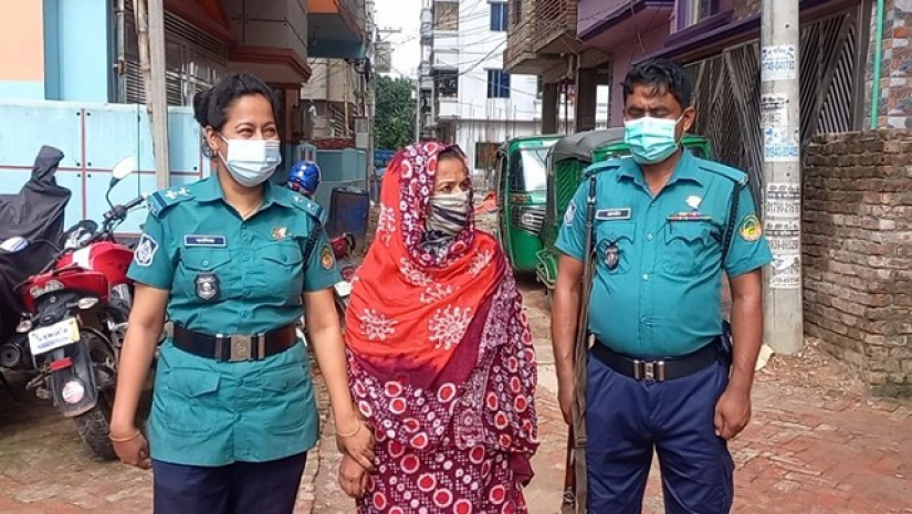 কারাবন্দি মেয়েকে ইয়াবা দিতে গিয়ে মা আটক